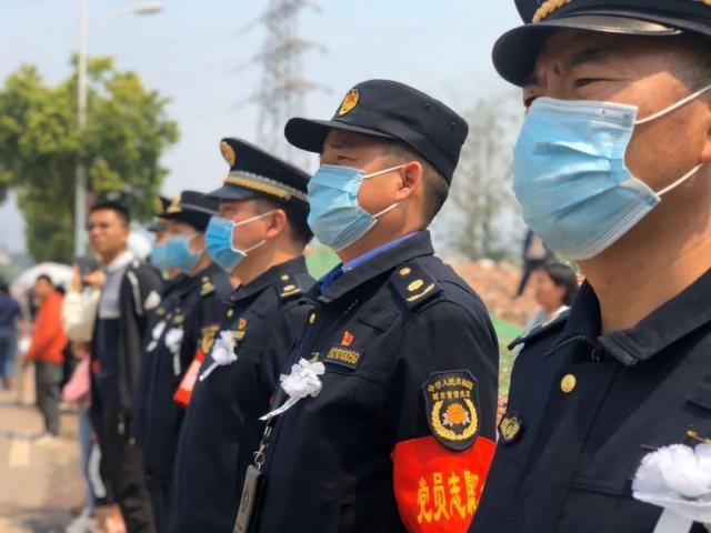 【森林消防】西昌火灾英雄名单公布 当地市民送别救火勇士