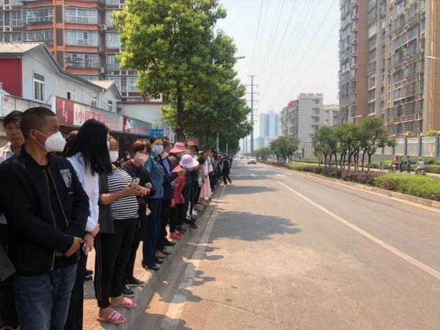 【森林消防】西昌火灾英雄名单公布 当地市民送别救火勇士