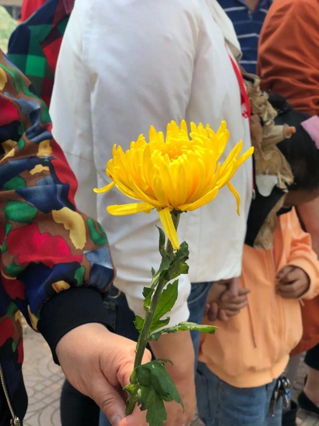【森林消防】西昌火灾英雄名单公布 当地市民送别救火勇士