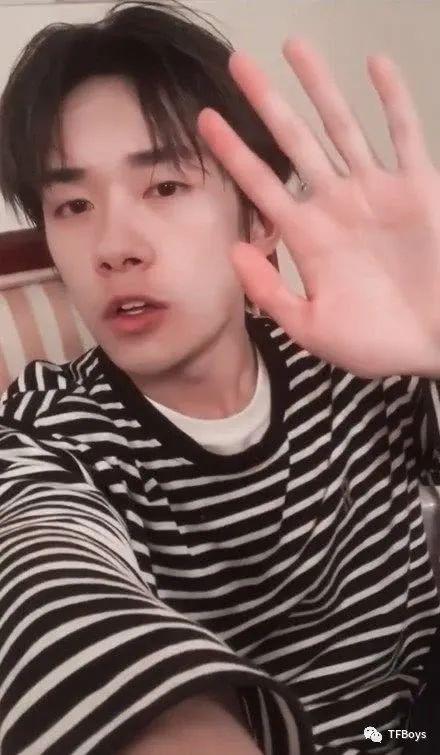 「」易烊千玺送过外卖 粉丝：宝藏男孩简直太绝了！