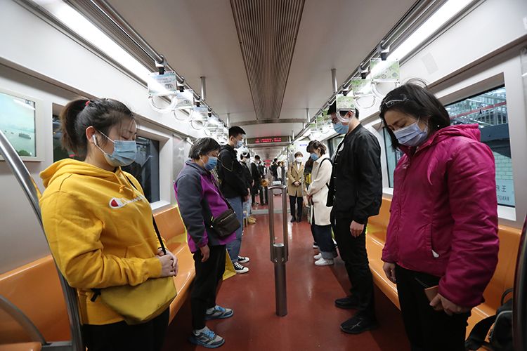 「默哀」北京地铁停车鸣笛 乘客肃立默哀