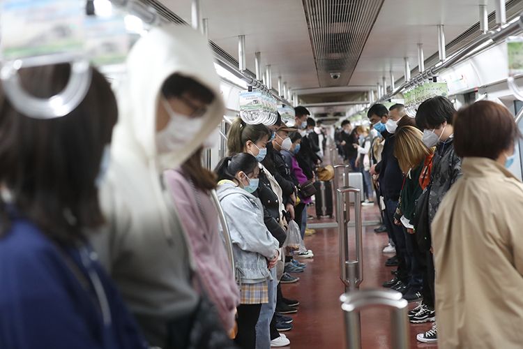 「默哀」北京地铁停车鸣笛 乘客肃立默哀