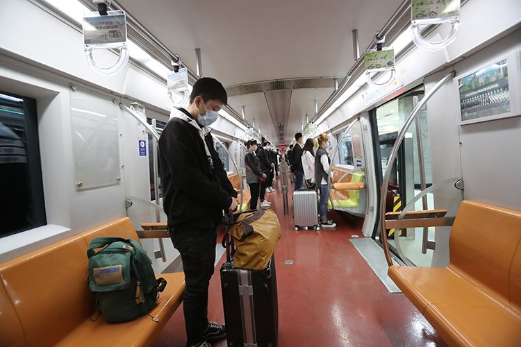 「默哀」北京地铁停车鸣笛 乘客肃立默哀
