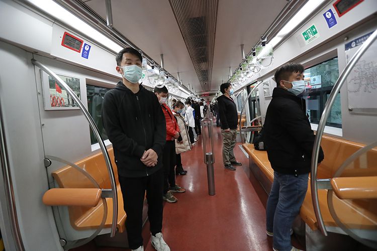 「默哀」北京地铁停车鸣笛 乘客肃立默哀