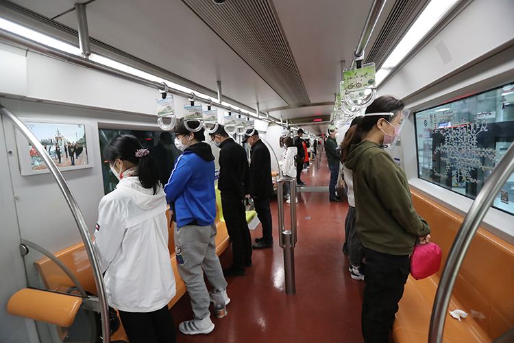 「默哀」北京地铁停车鸣笛 乘客肃立默哀
