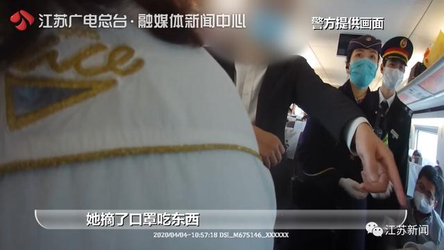 「错峰」女孩高铁上摘口罩吃东西遭骂：想让这一车人都感染？铁路：无禁食规定