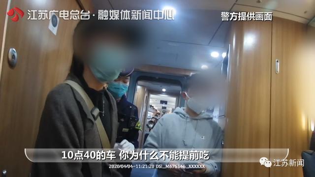 「错峰」女孩高铁上摘口罩吃东西遭骂：想让这一车人都感染？铁路：无禁食规定