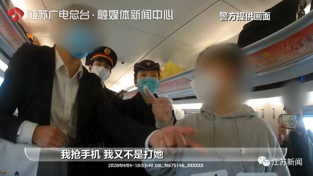 「错峰」女孩高铁上摘口罩吃东西遭骂：想让这一车人都感染？铁路：无禁食规定