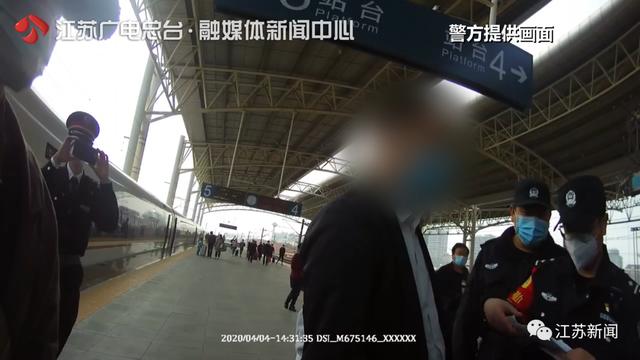 「错峰」女孩高铁上摘口罩吃东西遭骂：想让这一车人都感染？铁路：无禁食规定