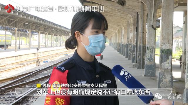 「错峰」女孩高铁上摘口罩吃东西遭骂：想让这一车人都感染？铁路：无禁食规定