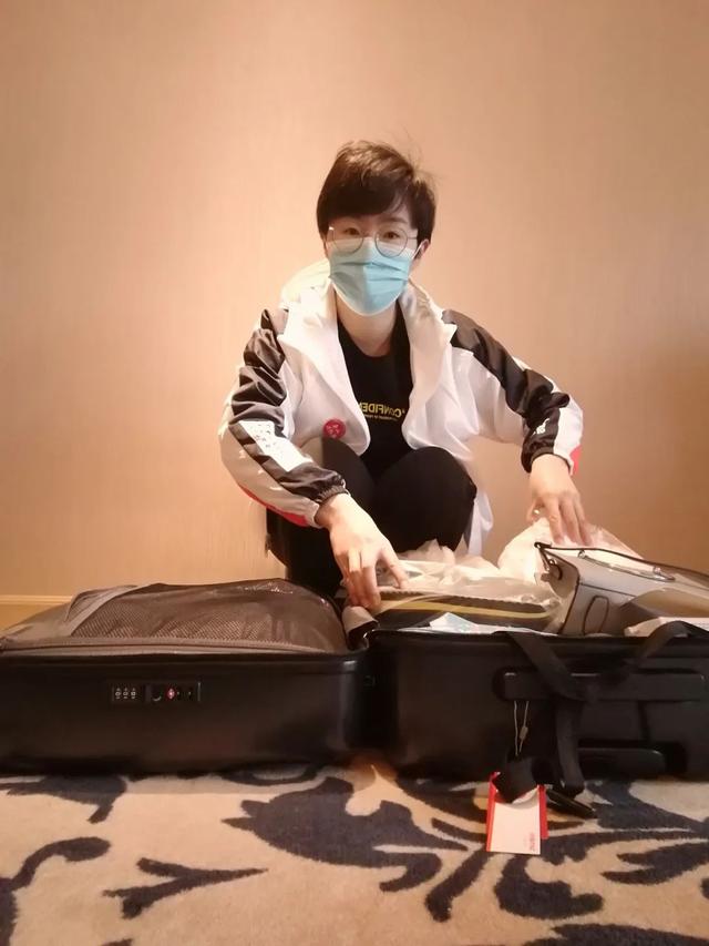 返程@深切哀悼！援鄂医护张静静在返程飞机上的一幕，援非丈夫希望尽快回国