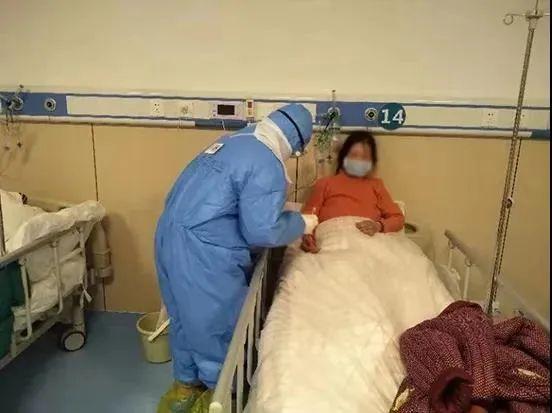 返程@深切哀悼！援鄂医护张静静在返程飞机上的一幕，援非丈夫希望尽快回国