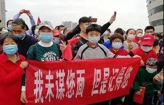 返程@深切哀悼！援鄂医护张静静在返程飞机上的一幕，援非丈夫希望尽快回国