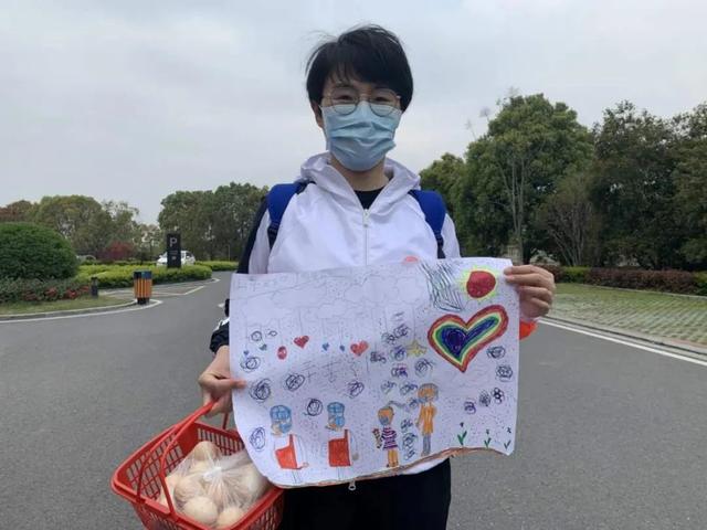 返程@深切哀悼！援鄂医护张静静在返程飞机上的一幕，援非丈夫希望尽快回国