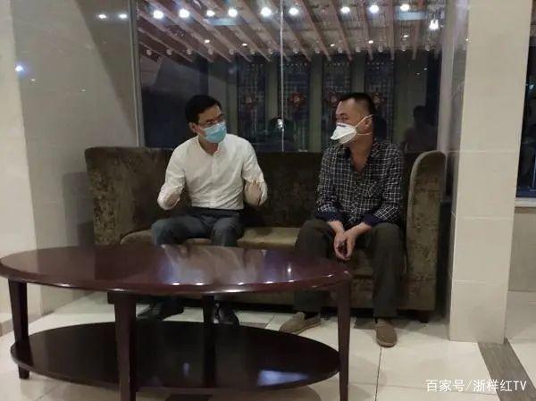 『塞拉利昂』张静静丈夫乘包机回国 网友：不能忘却英雄的贡献与恩情