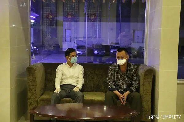 『塞拉利昂』张静静丈夫乘包机回国 网友：不能忘却英雄的贡献与恩情
