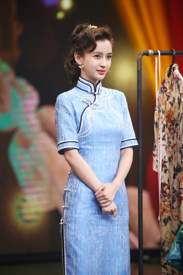 「baby」《王牌对王牌》关晓彤旗袍造型曝光，王丽坤比baby更适合？