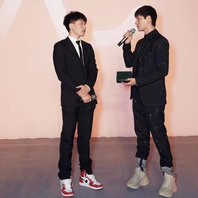 「合照」父子亲情满满！陈坤与18岁儿子合照，更像兄弟俩