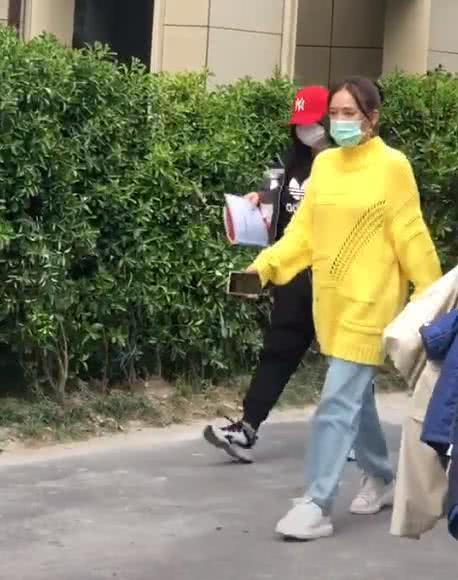 「怀孕」造型师的锅？蛋黄色毛衣的错？陈乔恩否认怀孕：那天穿多了