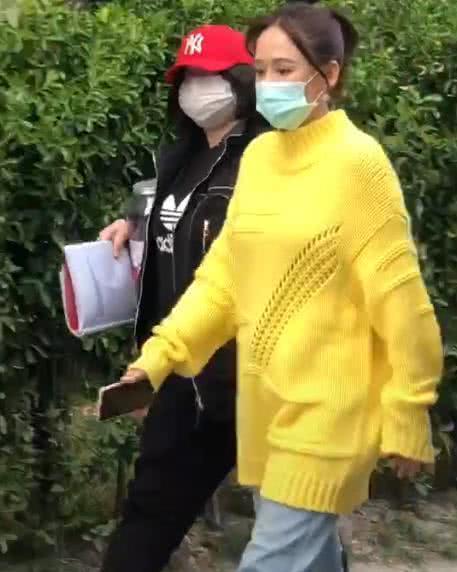 「怀孕」造型师的锅？蛋黄色毛衣的错？陈乔恩否认怀孕：那天穿多了