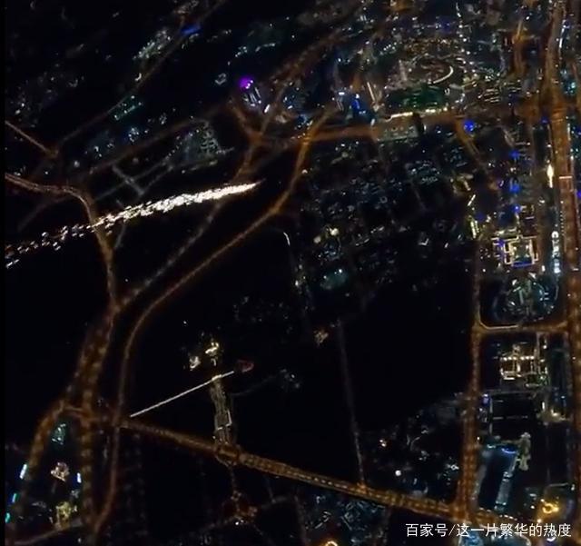 流星■迪拜人造流星雨 网友：有钱能使鬼推磨