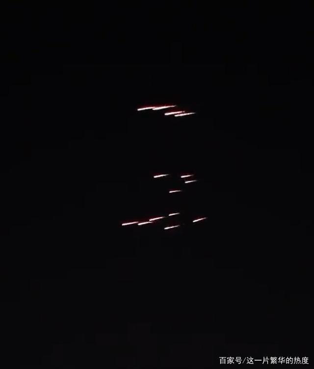流星■迪拜人造流星雨 网友：有钱能使鬼推磨