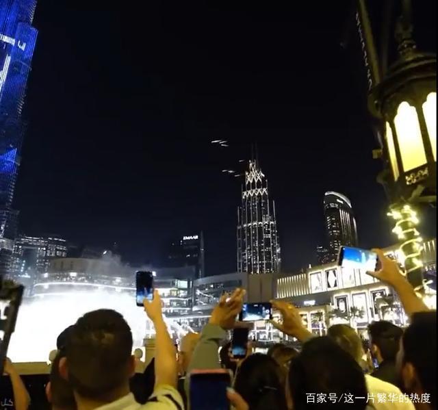 流星■迪拜人造流星雨 网友：有钱能使鬼推磨
