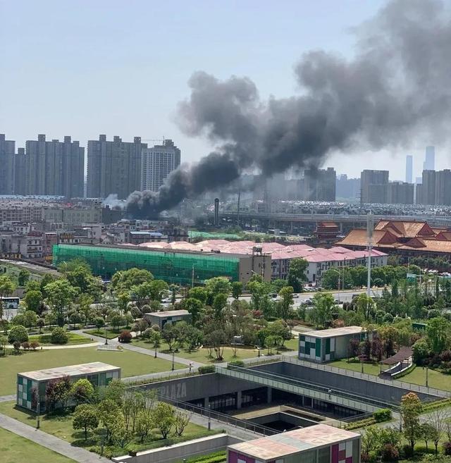 『发生火灾』月湖大市场起火 现场浓烟滚滚 空气中有刺鼻焦味