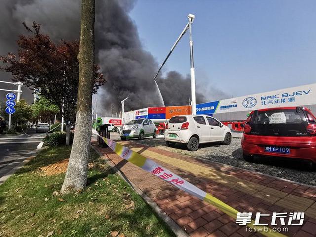 『发生火灾』月湖大市场起火 现场浓烟滚滚 空气中有刺鼻焦味