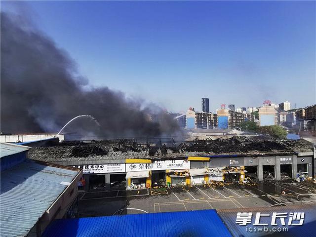 『发生火灾』月湖大市场起火 现场浓烟滚滚 空气中有刺鼻焦味