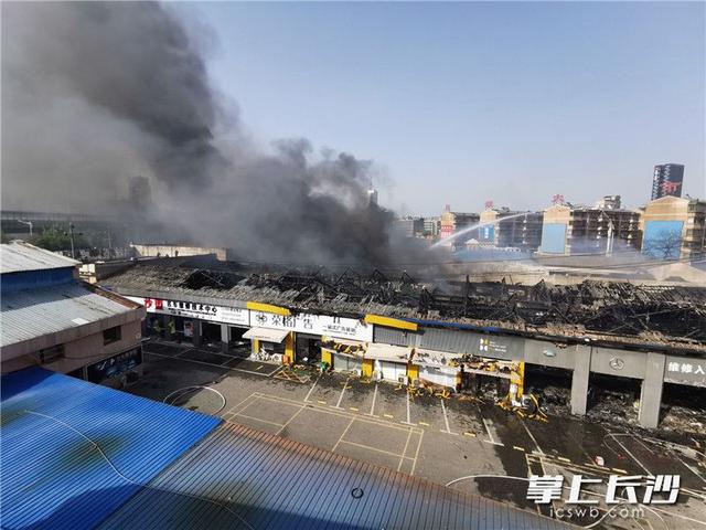『发生火灾』月湖大市场起火 现场浓烟滚滚 空气中有刺鼻焦味