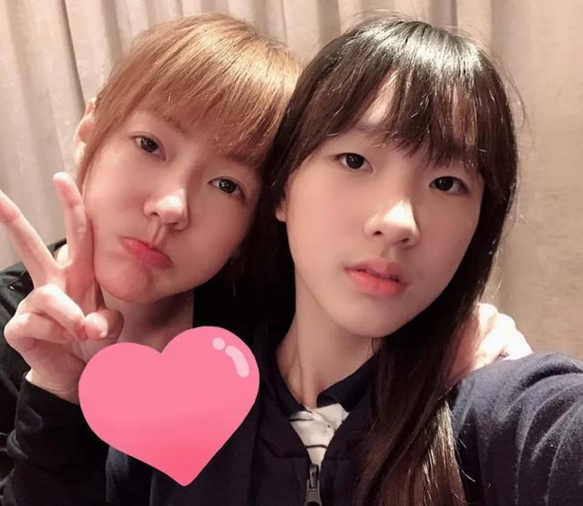 [许曦文]“高级脸”时尚感十足！小S女儿首个代言，气质不输妈妈