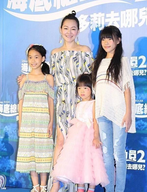 [许曦文]“高级脸”时尚感十足！小S女儿首个代言，气质不输妈妈