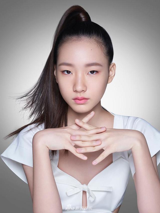 [许曦文]“高级脸”时尚感十足！小S女儿首个代言，气质不输妈妈