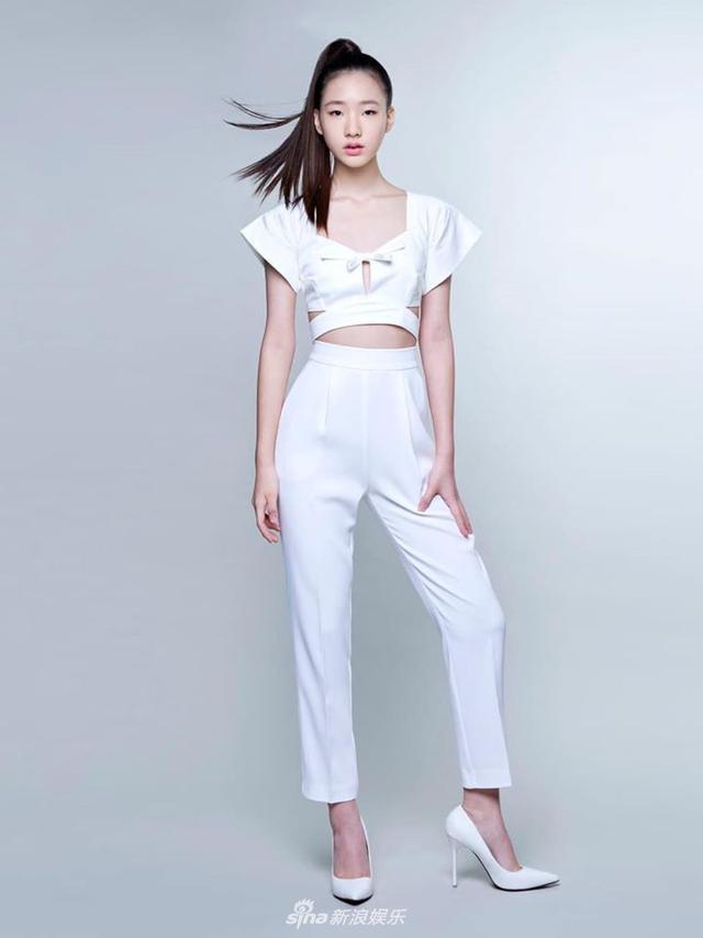 [许曦文]“高级脸”时尚感十足！小S女儿首个代言，气质不输妈妈