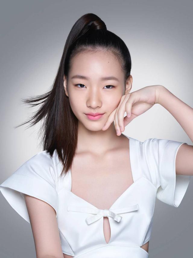 [许曦文]“高级脸”时尚感十足！小S女儿首个代言，气质不输妈妈