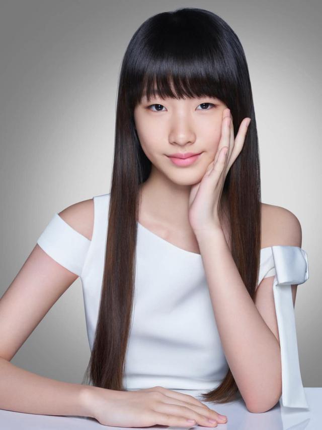 [许曦文]“高级脸”时尚感十足！小S女儿首个代言，气质不输妈妈