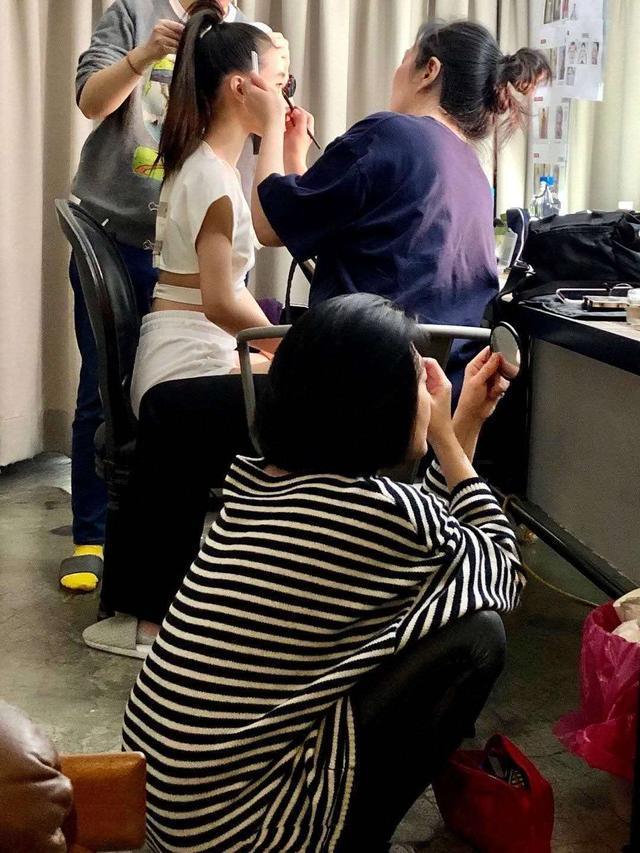 [许曦文]“高级脸”时尚感十足！小S女儿首个代言，气质不输妈妈