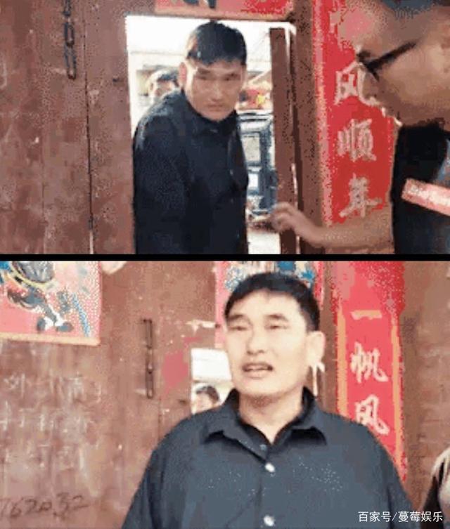 [村民]大衣哥被踹门 围观村民哈哈大笑 网友：人善被人欺