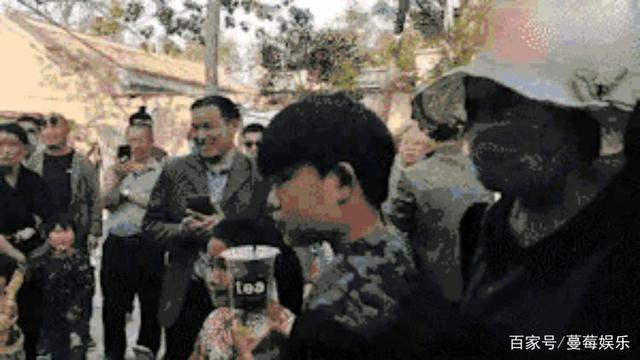 [村民]大衣哥被踹门 围观村民哈哈大笑 网友：人善被人欺