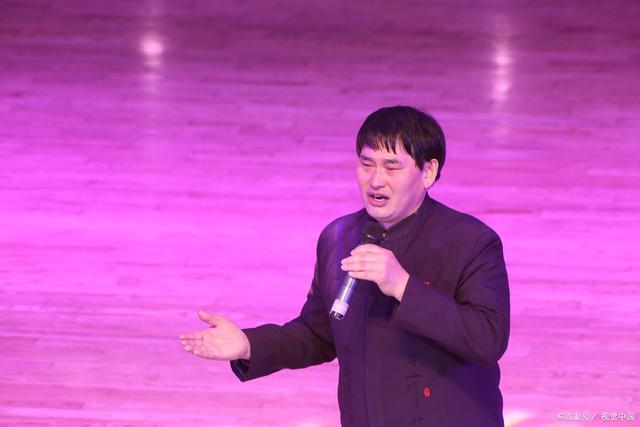 [村民]大衣哥被踹门 围观村民哈哈大笑 网友：人善被人欺
