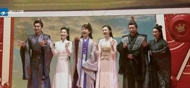 李沁挽张若昀胳膊上热搜，女演员为了避嫌也需“礼仪手”吗？