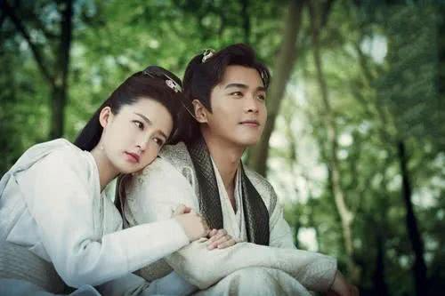 『张若昀』李沁挽张若昀上热搜 故意炒作还是为张大奕挡刀？