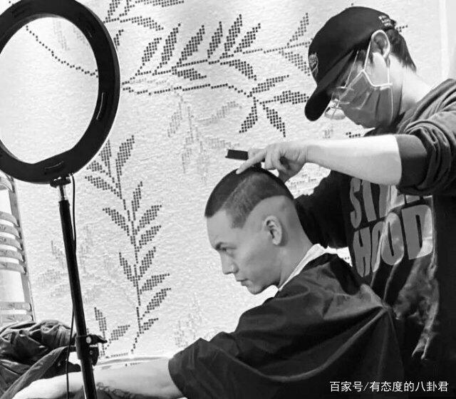 『荷尔蒙』陈伟霆剃头 圆寸侧颜杀男人味十足 网友纷纷留言：帅暴了！