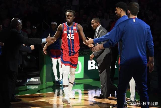 『球员工会』NBA球员降薪 联盟损失将超10亿美金 肖华：NBA收入已降到0！