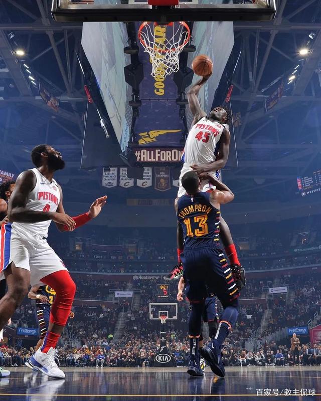 『球员工会』NBA球员降薪 联盟损失将超10亿美金 肖华：NBA收入已降到0！