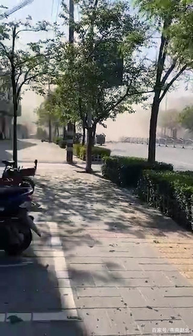 爆炸事件@河北博野发生爆炸已致1人死亡,现场一些房屋构件被震飞到马路上