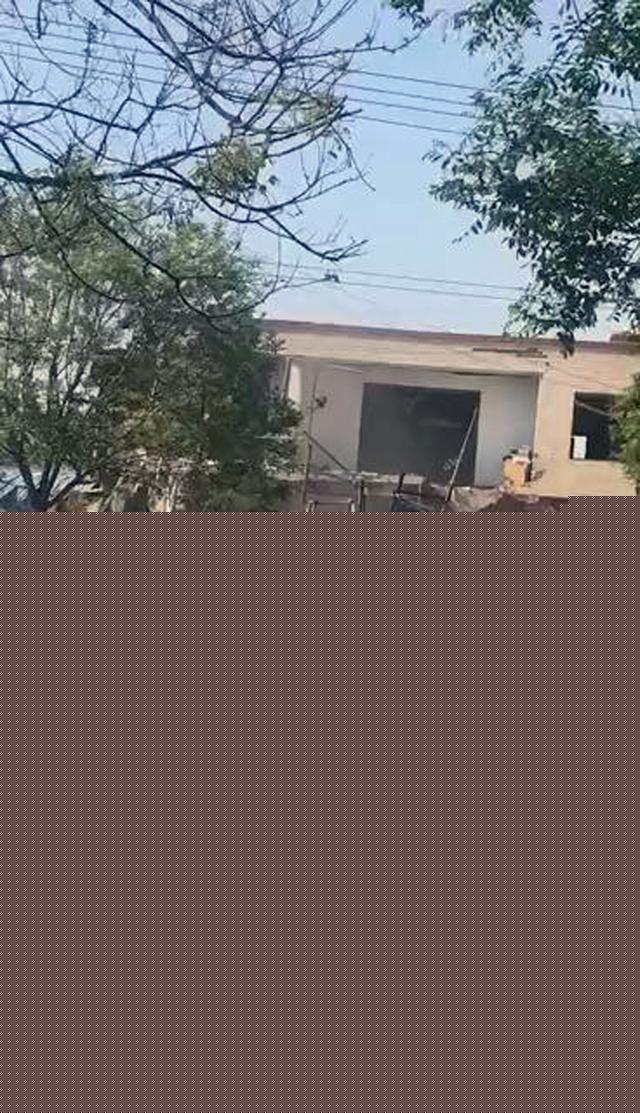 爆炸事件@河北博野发生爆炸已致1人死亡,现场一些房屋构件被震飞到马路上