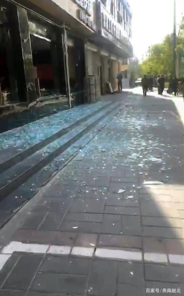 爆炸事件@河北博野发生爆炸已致1人死亡,现场一些房屋构件被震飞到马路上