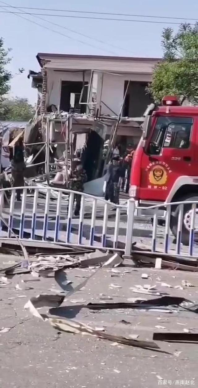 爆炸事件@河北博野发生爆炸已致1人死亡,现场一些房屋构件被震飞到马路上